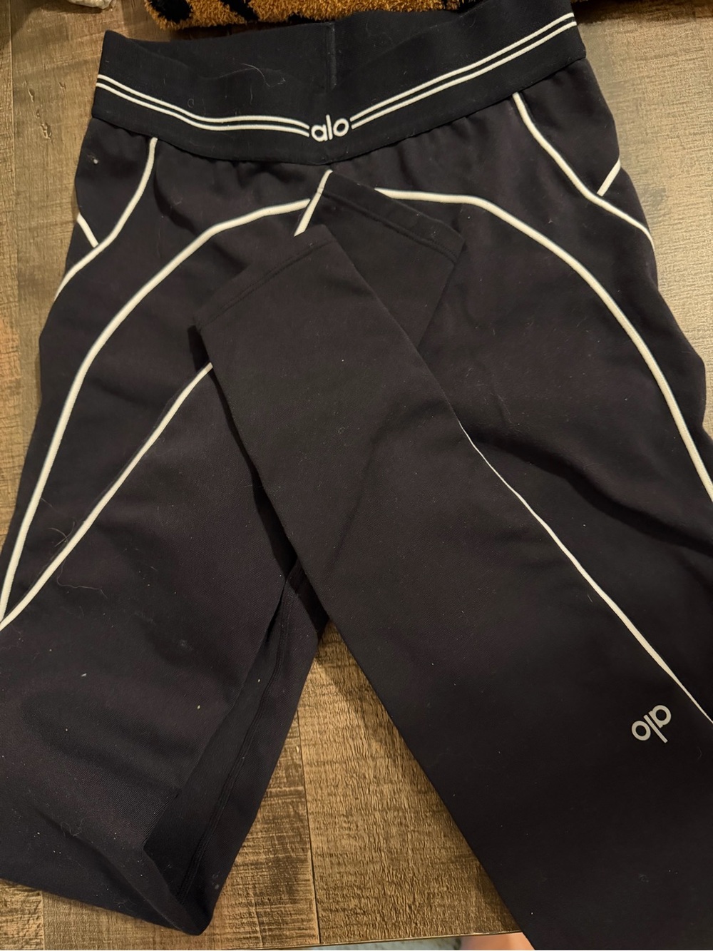 ALO heartthrob leggings size small black-and-white